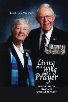 Rechtstreeks Van De Fabrikant Living on a Wing and a Prayer Memoirs of the RAAF and Outback Ministry - Jenny Macintosh - Bob Macintosh - Libro in lingua inglese - Doctorzed Publishing -