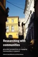 Researching with Communities Grounded Perspectives on Engaging Communities in Research - Ruth DeSouza - Andy Williamson - Libro in lingua inglese - Muddy Creek Press - Gereduceerde Prijs